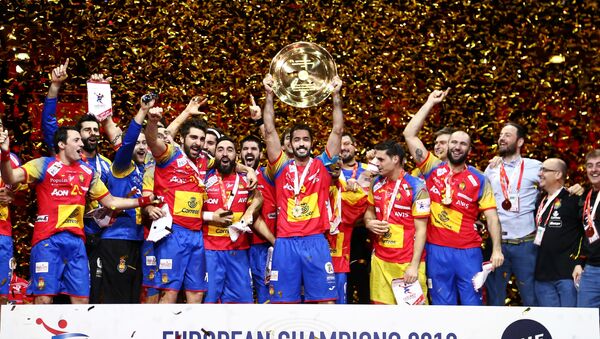 La selección de balonmano de españa celebrano la victoria en el Campeonato de Europa - Sputnik Mundo