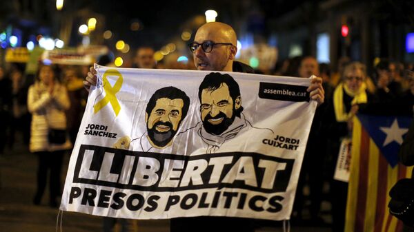 Catalanes exigen la libertad de presos políticos Jordi Sánchez y Jordi Cuixart - Sputnik Mundo