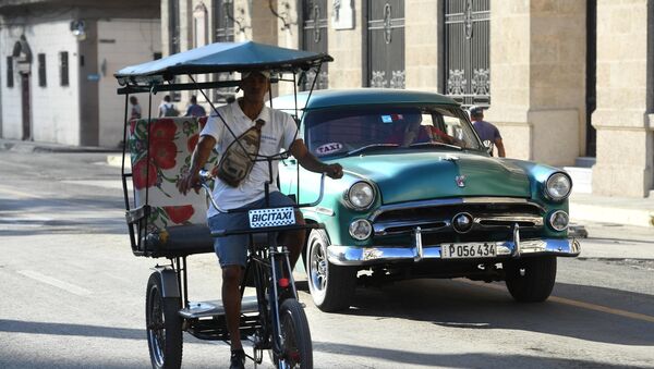 Un bicitaxi y un almendrón (auto antiguo) en La Habana - Sputnik Mundo
