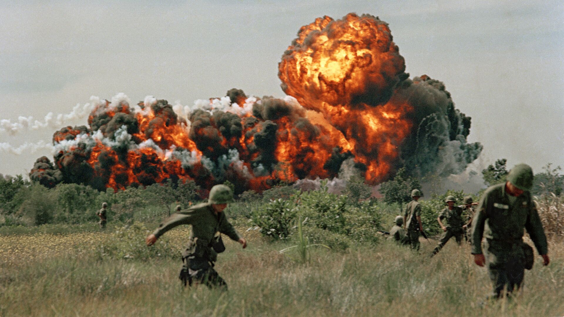 El uso de napalm por EEUU en Vietnam en 1966 durante la Guerra de Vietnam - Sputnik Mundo, 1920, 26.03.2023
