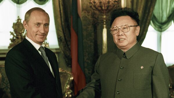 El presidente ruso, Vladímir Putin, y el entonces líder norcoreano, Kim Jong-il, durante su reunión en Moscú, 2001 - Sputnik Mundo