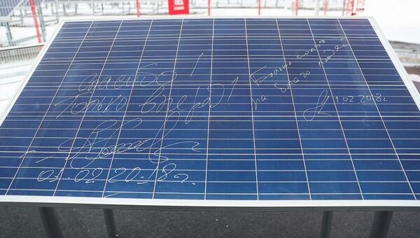 Las firmas conmemorativas en los elementos fotovoltaicos de la primera central solar de la región de Volgogrado - Sputnik Mundo