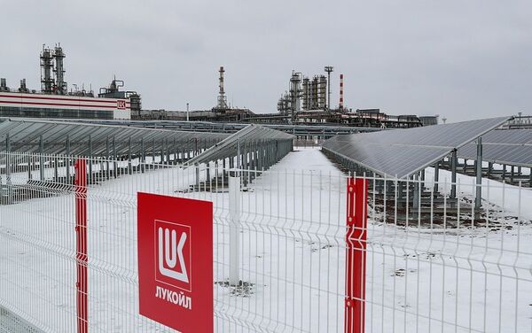 La primera central solar de la región rusa de Volgogrado, construida para la planta petrolera de Lukoil - Sputnik Mundo