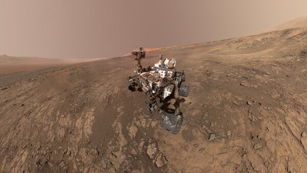 Este autorretrato del rover Curiosity de la NASA muestra el vehículo en la cresta Vera Rubin. Justo detrás del rover empieza una pendiente arcillosa que los científicos están ansiosos por comenzar a explorar. En la próxima semana, Curiosity comenzará a subir esta cuesta. - Sputnik Mundo