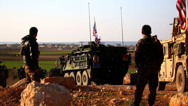 Una caravana de las fuerzas de EEUU cerca de la ciudad de Manbij en Siria (archivo) - Sputnik Mundo