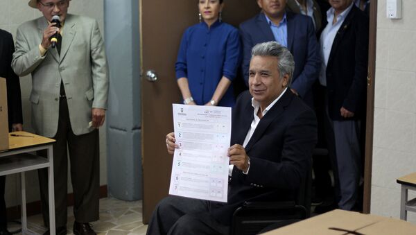El momento de la votación del presidente de Ecuador, Lenín Moreno - Sputnik Mundo