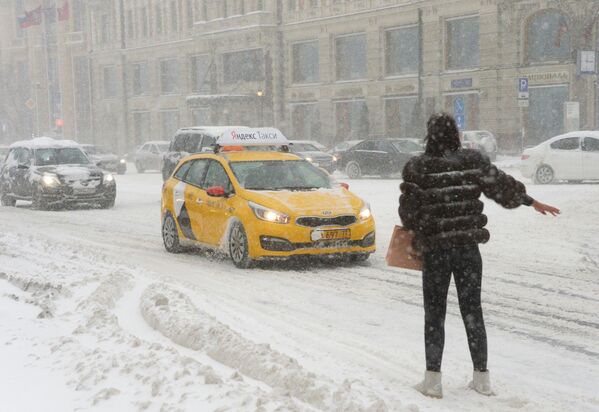 Moscú se viste de blanco: una nevada anómala cae sobre la capital rusa - Sputnik Mundo