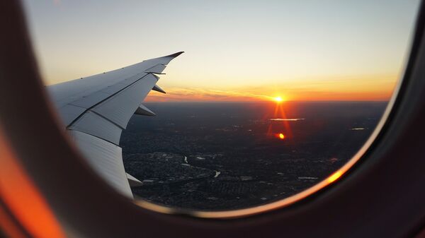 Puesta de sol vista desde un avión (imagen referencial) - Sputnik Mundo
