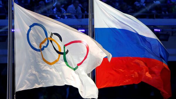 La bandera con los anillos olímpicos y la bandera de Rusia - Sputnik Mundo