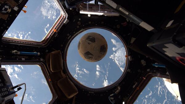 Balón de fútbol del astronauta Ellison Onizuka en al EEI (archivo) - Sputnik Mundo
