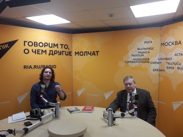 Víctor Ternovsky (i) y Alberto Hutschenreuter (d) en los estudios de Radio Sputnik Víctor Ternovsky (i) y Alberto Hutschenreuter (d) en los estudios de Radio Sputnik - Sputnik Mundo