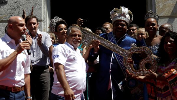 El alcalde de Río de Janeiro, Marcelo Crivella, entrega las llaves de la ciudad al Rey Momo - Sputnik Mundo