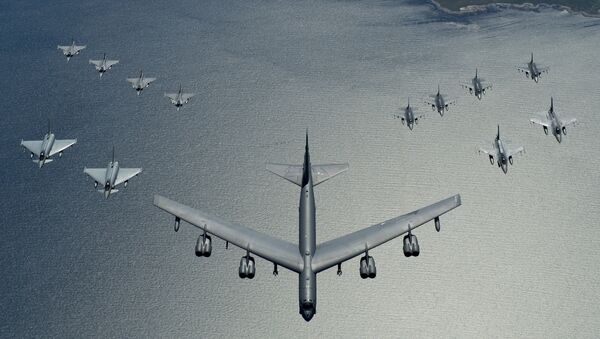 Un bombardero estadounidense B-52 liderando una formación de los cazas de la OTAN durante las maniobras, en 2016 - Sputnik Mundo
