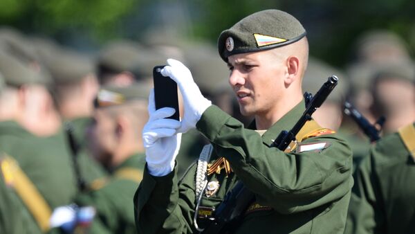 Un soldado ruso con un teléfono móvil (imagen referencial) - Sputnik Mundo