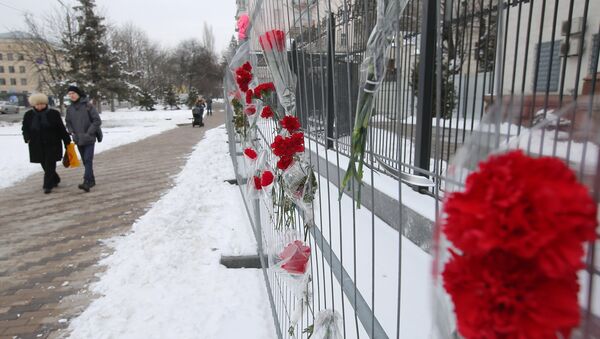 Las flores cerca de la Embajada de Rusia en Kiev en homenaje a las víctimas del siniestro del avión An-148 - Sputnik Mundo