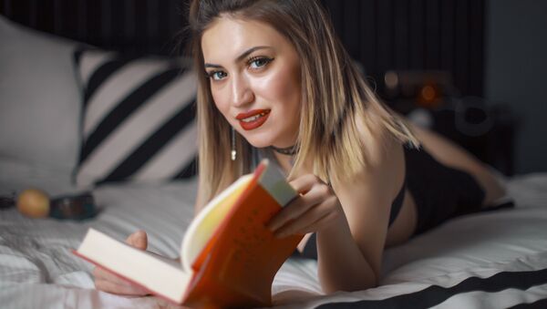 Una joven leyendo un libro - Sputnik Mundo