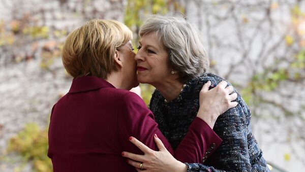 La canciller de Alemania, Angela Merkel, y la primera ministra del Reino Unido, Theresa May - Sputnik Mundo