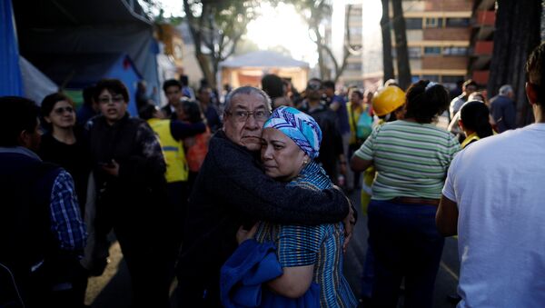 La gente sale a las calles tras el terremoto en México - Sputnik Mundo
