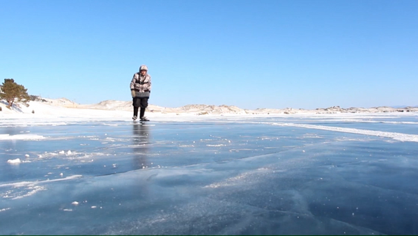 Una maestra de patinaje de 76 años se desliza por el lago Baikal - Sputnik Mundo