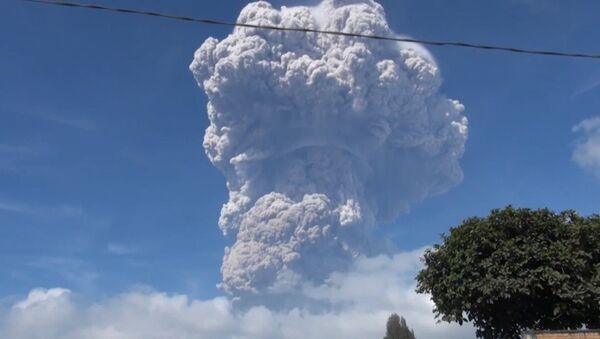 Alerta roja en Indonesia por la potente erupción del volcán Sinabung - Sputnik Mundo