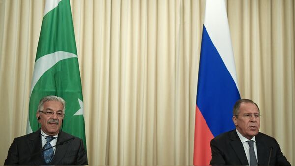 Canciller ruso, Serguéi Lavrov, con el ministro paquistaní de Exteriores, Khawaja Mohamed Asif - Sputnik Mundo