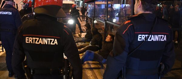 Agentes de la policía vasco durante los enfrentamientos entre seguidores del Spartak de Moscú y Athletic Agentes de la policía vasco durante los enfrentamientos entre seguidores del Spartak de Moscú y Athletic - Sputnik Mundo