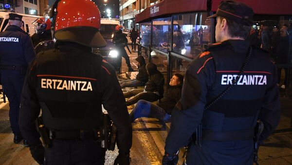 Agentes de la policía vasco durante los enfrentamientos entre seguidores del Spartak de Moscú y Athletic - Sputnik Mundo