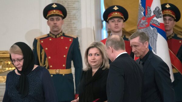 Putin otorga la Estrella Dorada a los parientes del piloto ruso fallecido en Siria, Román Filípov - Sputnik Mundo
