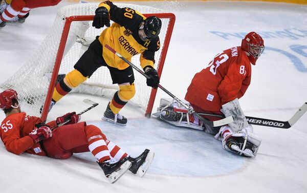 La selección rusa de hockey sobre el hielo durante el partido con Alemania - Sputnik Mundo