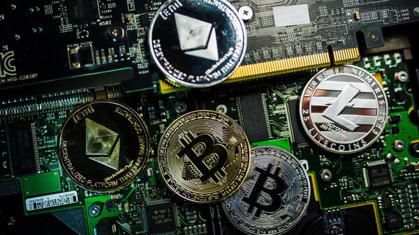 Souvenir coins with the cryptocurrency logos of Bitcoin, Litecoin and Ethereum - Sputnik Mundo