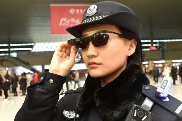 Una oficial de policía utiliza la gafas inteligentes en la estación de trenes de Zhengzhou, en la provincia de Henan Una oficial de policía utiliza la gafas inteligentes en la estación de trenes de Zhengzhou, en la provincia de Henan - Sputnik Mundo