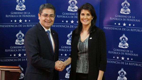 El presidente de Honduras, Juan Orlando Hernández, junto a la embajadora de Estados Unidos ante la Organización de las Naciones Unidas, Nikki Haley - Sputnik Mundo
