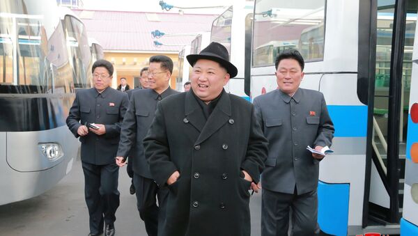 El líder norcoreano, Kim Jong-un, en las montañas - Sputnik Mundo