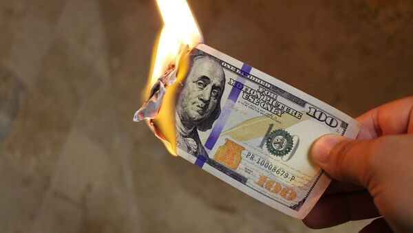 Billete de dólar estadounidense en llamas - Sputnik Mundo