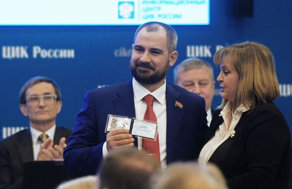 Maxim Suraikin muestra su certificado de registro como candidato presidencial - Sputnik Mundo
