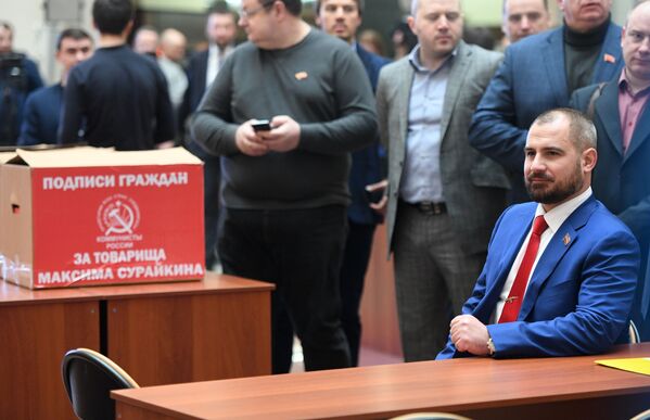 El candidato presidencial por el partido Comunistas de Rusia, Maxim Suraikin, durante la entrega de firmas para la inscripción de su candidatura - Sputnik Mundo