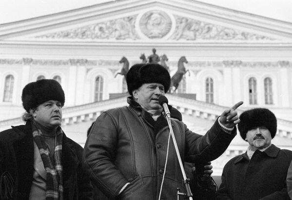 El líder del Partido Liberal Demócrata de Rusia, Vladímir Zhirinovski (en el centro), durante un mitin - Sputnik Mundo