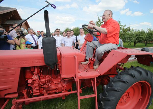 El líder del Partido Liberal Demócrata de Rusia, Vladímir Zhirinovski, durante una visita a la explotación agrícola ('sovjós') Lenin - Sputnik Mundo