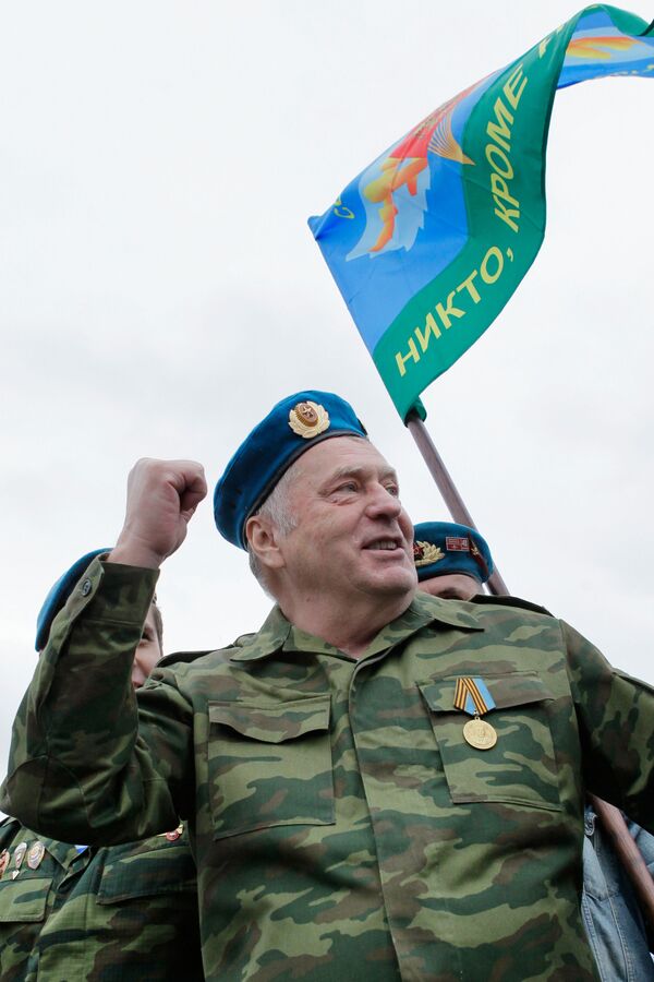 El líder del Partido Liberal Demócrata de Rusia, Vladímir Zhirinovski,  durante la actuación de los paracaidistas en la Plaza Roja de Moscú, realizada el día de San Iliá en la calle Ilinka. En esa jornada se celebró también el Día de las Fuerzas Aerotransportadas de Rusia y el Día de la Calle Ilinka - Sputnik Mundo