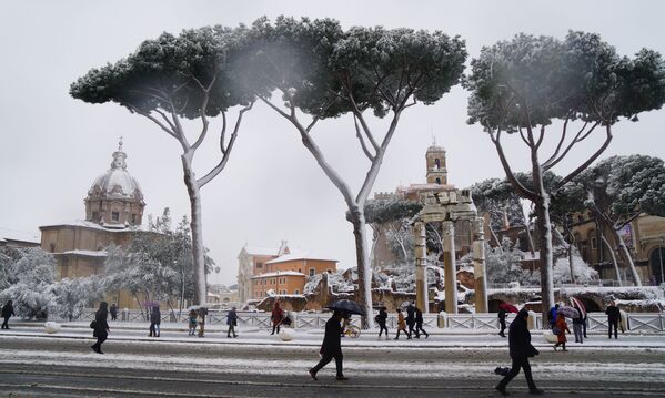 La semana pasada, por primera vez en los últimos 6 años nevó en Roma, la capital de Italia. El frío siberiano, tan inusual en Europa, fue debido a un ciclón ártico que recibió el apodo del 'monstruo del este'. - Sputnik Mundo