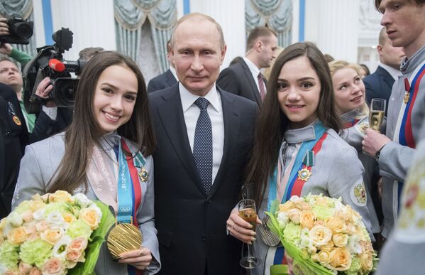 El presidente ruso, Vladímir Putin, felicitó a las patinadoras artísticas Alina Zaguítova y Evguenia Medvédeva por sus éxitos en los Juegos Olímpicos. - Sputnik Mundo