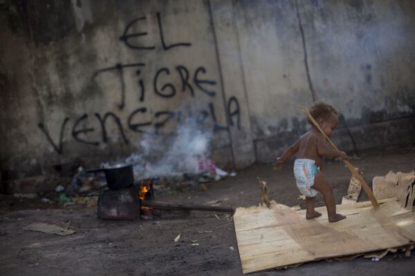Un niño juega en un campo de venezolanos que abandonaron su país por la fuerte crisis económica cerca de Boa Vista en Brasil. - Sputnik Mundo