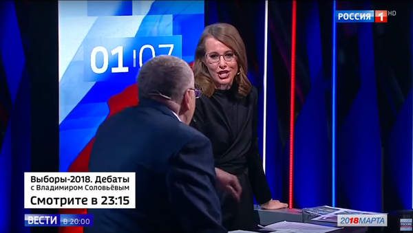 Los candidatos Vladímir Zhirinovski y Ksenia Sobchak durante los debates de las elecciones presidenciales de Rusia 2018 - Sputnik Mundo