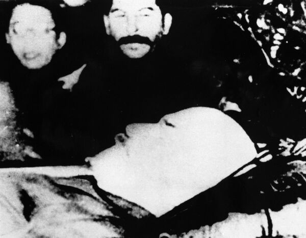 Iósif Stalin, secretario General del Comité Central del Partido Comunista de la Unión Soviética, cerca del ataúd de Lenin Iósif Stalin, secretario General del Comité Central del Partido Comunista de la Unión Soviética, cerca del ataúd de Lenin - Sputnik Mundo