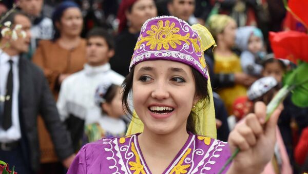 Una chica en traje nacional en Tayikistán - Sputnik Mundo