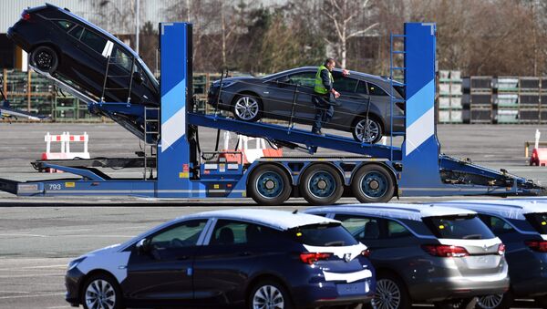 Los automóviles de Opel son preparados para distribución en la planta de producción de Vauxhall en Ellesmere Port, Inglaterra - Sputnik Mundo