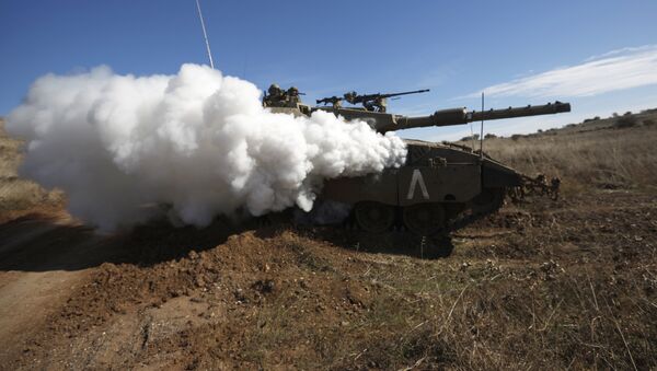 Tanque israelí durante unos ejercicios militares en los Altos de Golán (archivo) - Sputnik Mundo