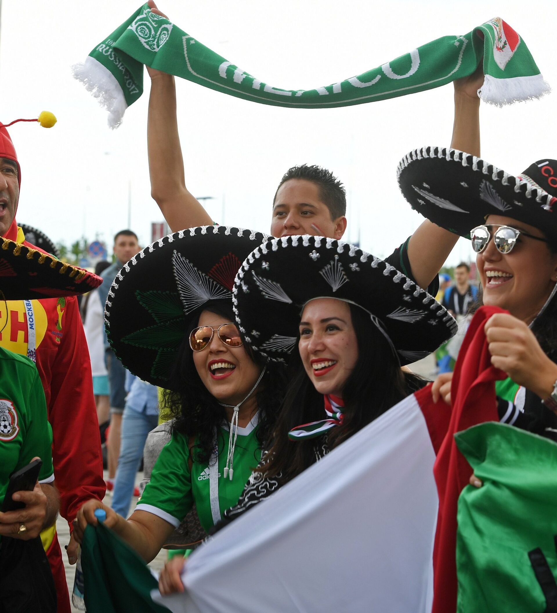 Большая часть населения мексики говорит. Мехико жители. Дружелюбные Мексиканцы. Мексиканец человек. Мексика Мексиканцы.