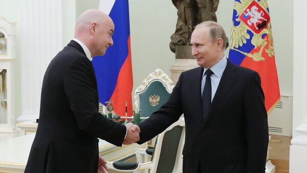 Vladímir Putin, presidente de Rusia (drcha.), y Gianni Infantino, presidente de la FIFA (izda.), en el Kremlin de Moscú - Sputnik Mundo