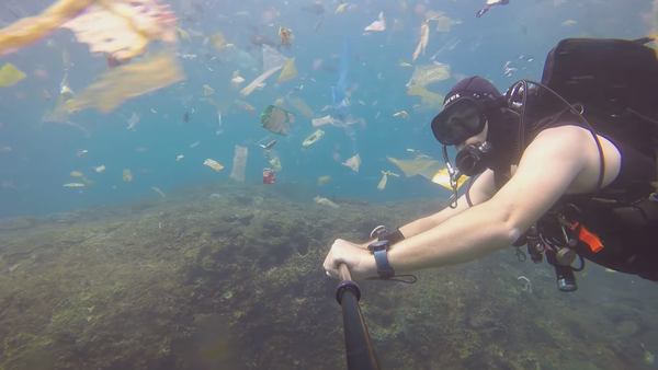 Un buzo se sumerge en un espantoso océano de basura en Indonesia - Sputnik Mundo